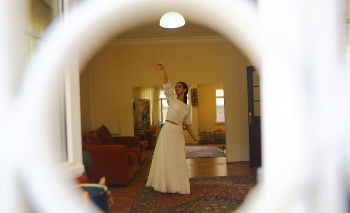 Ünlü dansçı Khatoon Fallah, karantina günlerinde evinden online eğitim veriyor