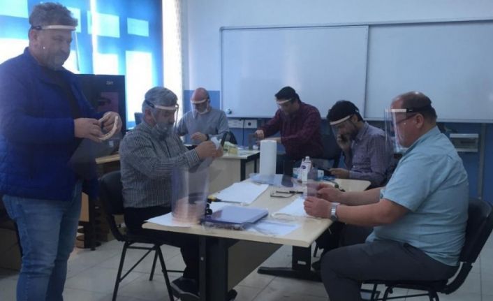 Ürettikleri koruyucu maskeleri şimdi de ihtiyacı olan kurum ve kuruluşlara dağıtıyorlar