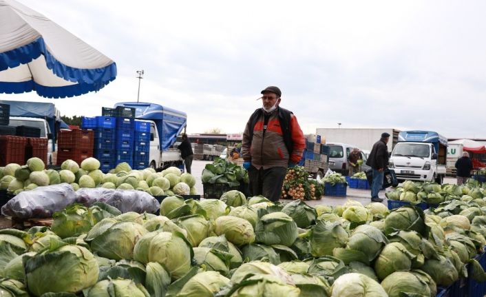 Ürün bolluğu yaşanan Antalya halinden Türkiye’ye sebze meyve sevkıyatı tam gaz devam ediyor