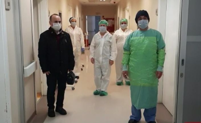 Uşak’ta korona virüsü yenen biri doktor 5 hasta alkışlarla taburcu edildi