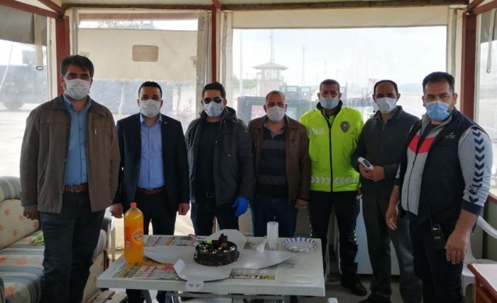 Uygulama yapan polisler için pasta kesildi