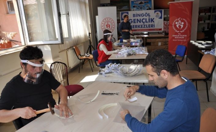 Vali Ekinci," Arkadaşlarımız büyük bir fedakarlık ile ‘siperli maske’ üretimi yapıyor"