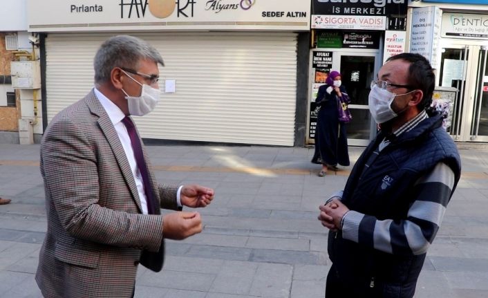 Vali Gürel caddede maske dağıtıp, maske ‘Evde kal’ uyarısı yaptı