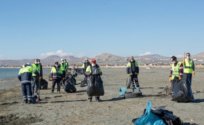 Van Gölü’nün 2 bin 800 metrelik sahilinde 40 ton çöp toplandı