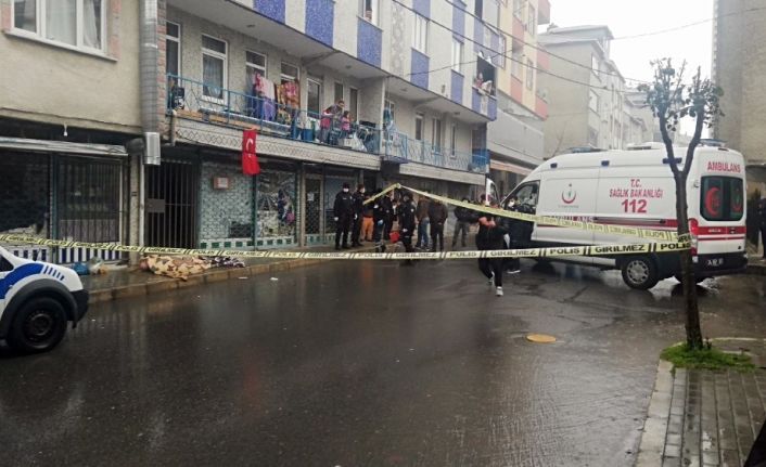 Yabancı uyruklu adam sokak ortasında öldü, vatandaşlar sosyal mesafeyi hiçe saydı