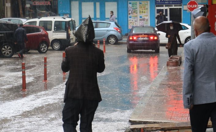 Yağmura yakalanan bazı vatandaşlar, poşetle korunmaya çalıştı
