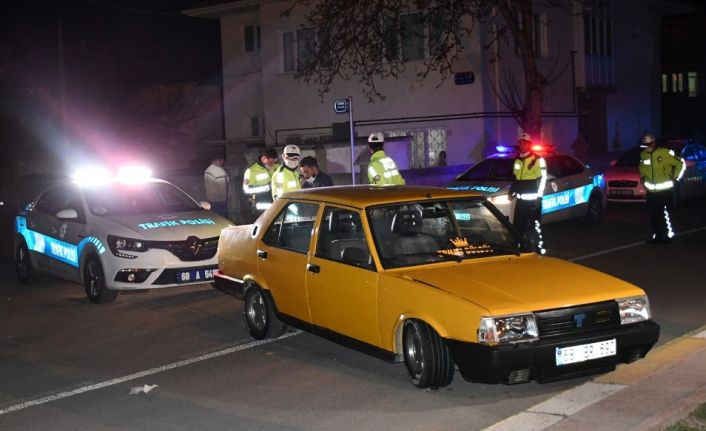 Yaş sınırlandırmasına uymayan ehliyetsiz genç sürücü polisten kaçamadı