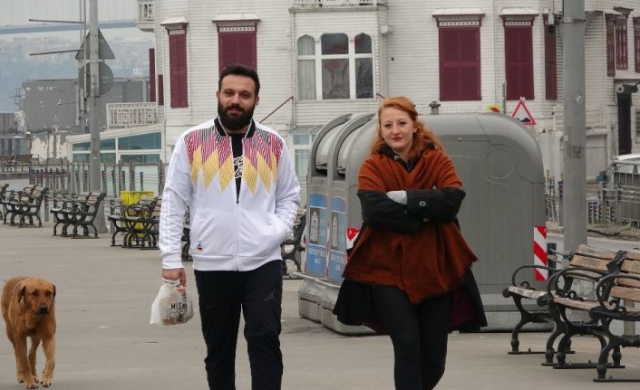 Yasağa rağmen sahile yürüyüşe çıkan kadın: “Evde canım sıkılıyor, bizi nereye kadar tutacaklar”