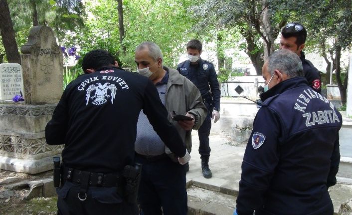 Yasağa rağmen sokağa çıktı, mezarlığa dua etmeye geldiğini söyledi
