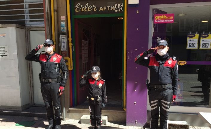 Yasağa takılan minik Azra polis ağabeylerinin bayramını böyle kutladı