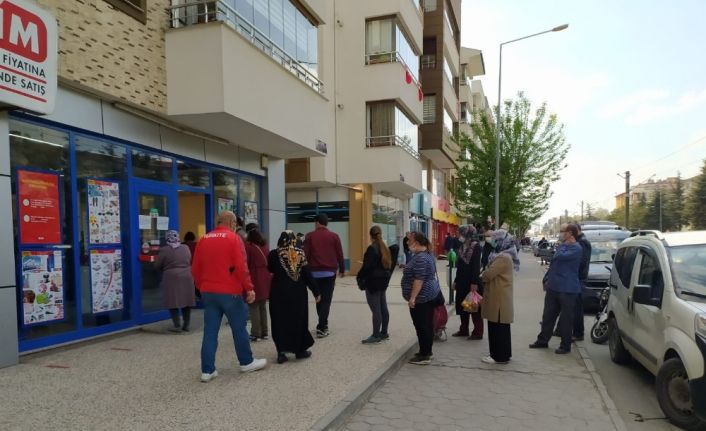 Yasağın ardından banka ve marketlerin önünde uzun kuyruklar oluştu