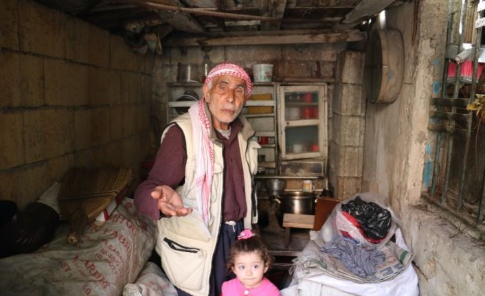 Yaşlı adam gözyaşı dökerek dul kızı ve torunu için yardım istedi