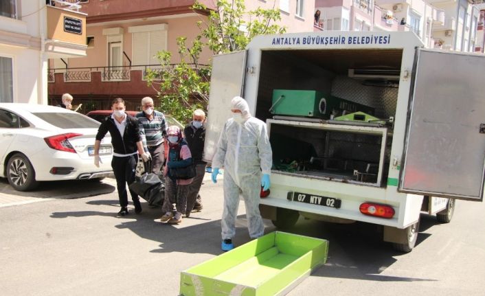 Yaşlı adam tek başına yaşadığı evde ölü bulundu, ekipler özel kıyafetle eve girdi