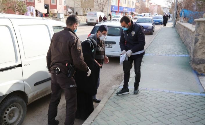 Yaşlı hastalar polisler tarafından hastaneye götürülüyor