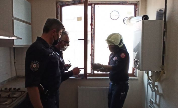 Yaşlı kadın pencereye sıkışan kuşu görünce "Keşke bende kuş olsam kurtarsam”