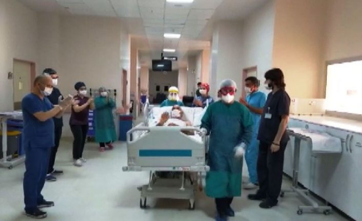 Yoğun bakımdan alkışlarla servise alındı