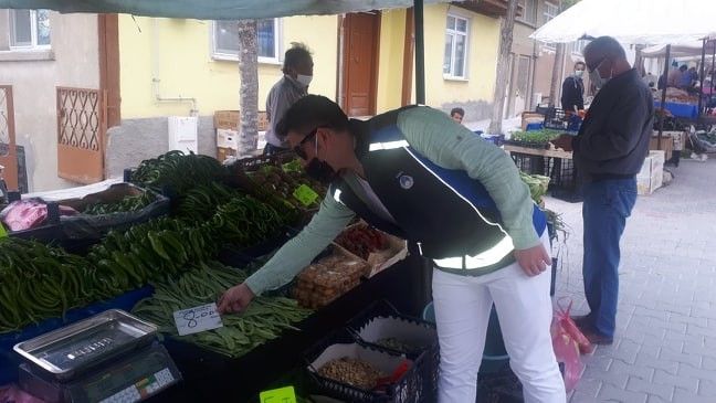 Zabıta ekipleri fiyat kontrolü yaptı, belediye tarafından 2 bin adet maske dağıtıldı
