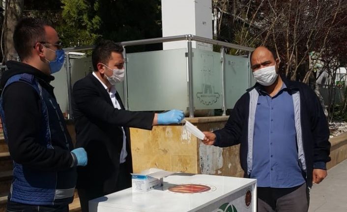 Zabıtadan vatandaşlara ücretsiz maske dağıtımı