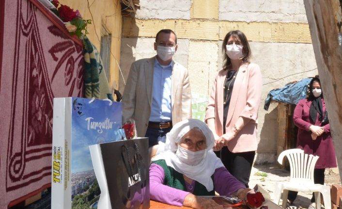 107 yaşındaki Gülistan Nine’nin Anneler Günü kutlandı