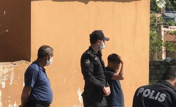 12 yaşındaki çocuk arabayla polisten kaçarken kaza yaptı