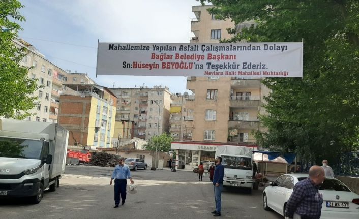 20 yıl sonra asfaltla tanışan mahalle sakinlerinden Başkan Beyoğlun’a pankartlı teşekkür
