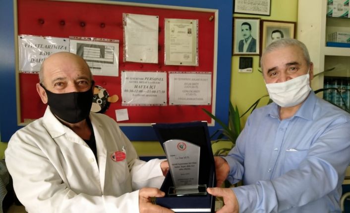 40 yılık eczacıya plaket