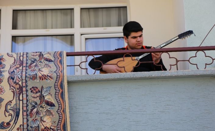 4 saatlik sokağa çıkma izninde de evde kaldı, balkonda saz çaldı