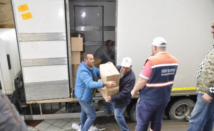 500 koli yardımı kimi maskeli, kimi maskesizler taşındı