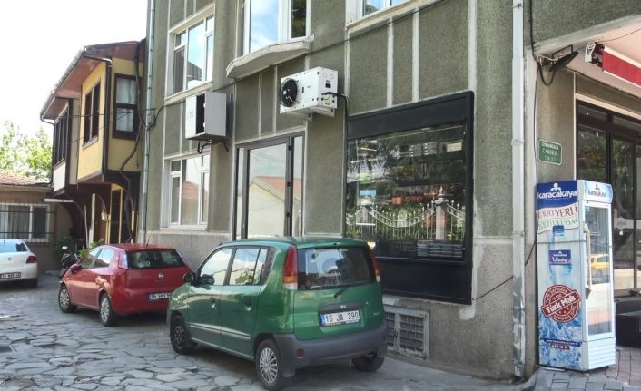 5 katlı apartmanın altındaki yatır görenleri şaşkına çeviriyor