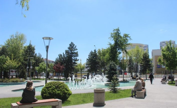 65 yaş üstü vatandaşlar 3 saatlik izin ile parklara akın etti