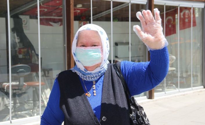 65 yaş ve üstü için sokağa çıkma saatleri değişti, refakatçileri de istisna tutulacak