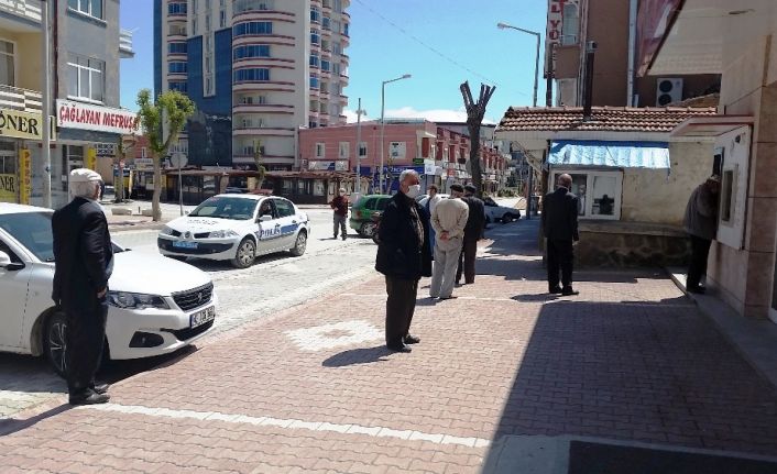 65 yaş ve üzeri vatandaşlar sokağa çıkma yasağının kaldırılmasıyla maaşlarını kendileri çekti