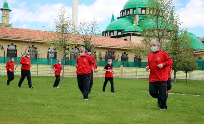 65 yaş ve üzeri vatandaşlar uzun bir aradan sonra spor yapmanın mutluluğunu yaşadı