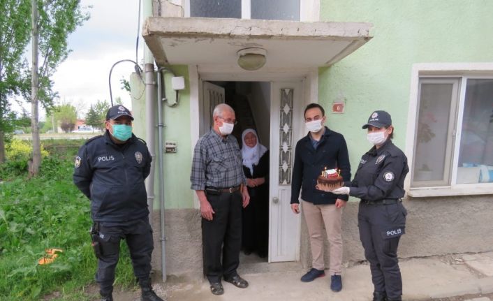 86 yaşındaki vatandaşa polisten doğum günü sürprizi