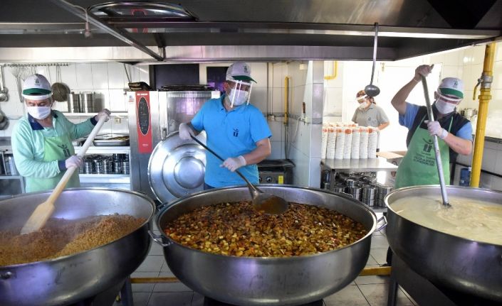 8 kişilik ekibin hazırladığı yemek 613 vatandaşa servis ediliyor