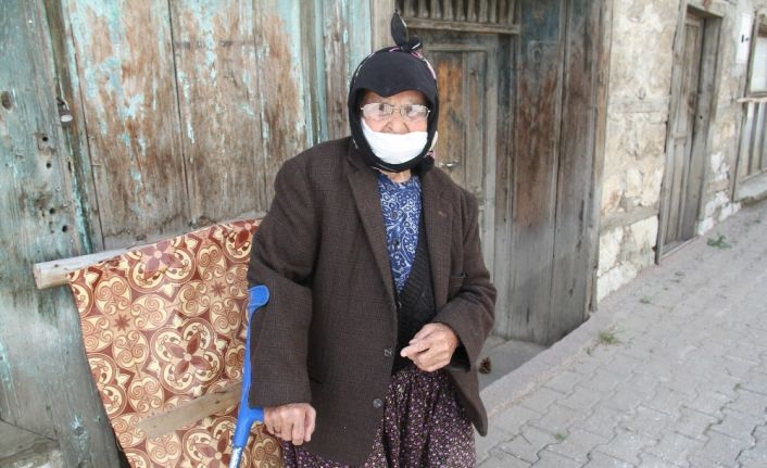 93 yaşındaki Bağ-Kur emeklisi kadın, hayırsever yönüyle dikkat çekiyor
