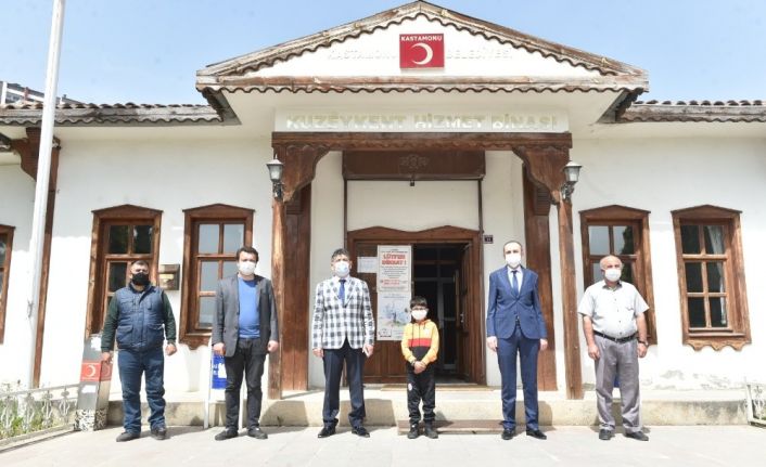 9 yaşındaki çocuk sokağa çıktığında bulduğu para dolu cüzdanı muhtara teslim etti