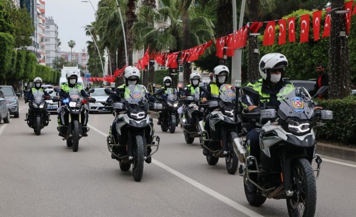 Adana’da polisler sürücülere gül dağıttı