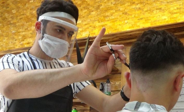 Afyonkarahisar’da berber ve kuaförler gece 24.00’a kadar faaliyet gösteriyor