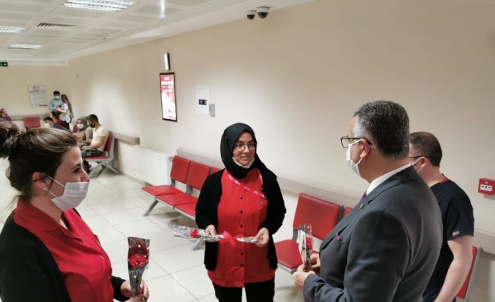 Ahlatcı’dan hemşirelere karanfil