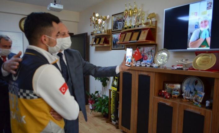 Akıllı telefonu olmayan anne, 3 ay sonra sağlık çalışanı oğlunu böyle görebildi