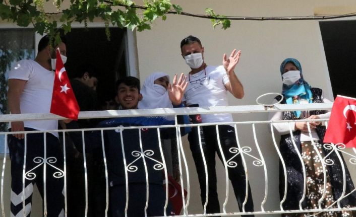 Alkışlar eşliğinde, ‘Korona virüs bile sizleri sevmemize engel değil’ anonsu