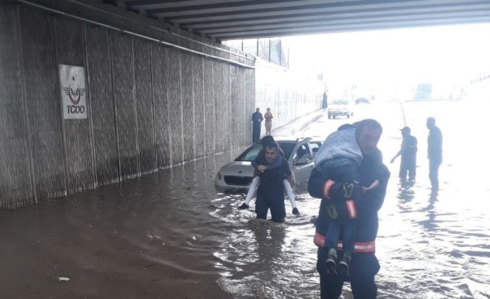 Alt geçidi su bastı, araçta kalan 3 kişi sırtta taşınarak kurtarıldı