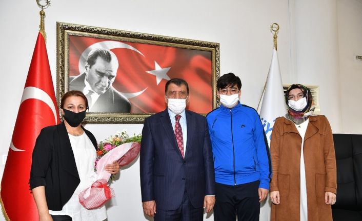 Anneme Mektup yarışmasında dereceye girenlere ödül