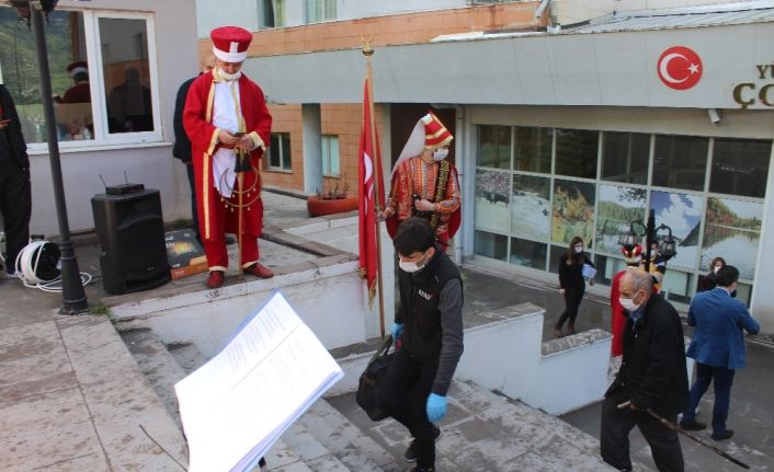 Artvin’de karantina süreçleri tamamlanan 270 Türk vatandaşı mehteran eşliğinde memleketlerine uğurlandı