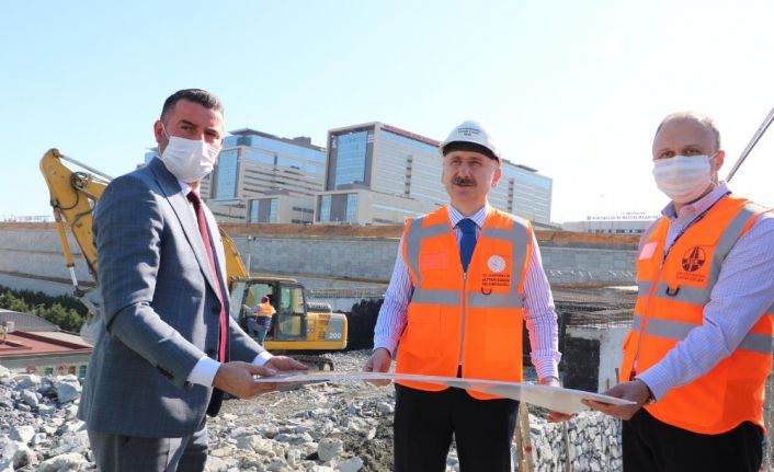 Bakan Karaismailoğlu: “Söz verdiğimiz gibi 20 Mayıs’ta hastane, yolları ile beraber hizmet vermeye başlayacak”