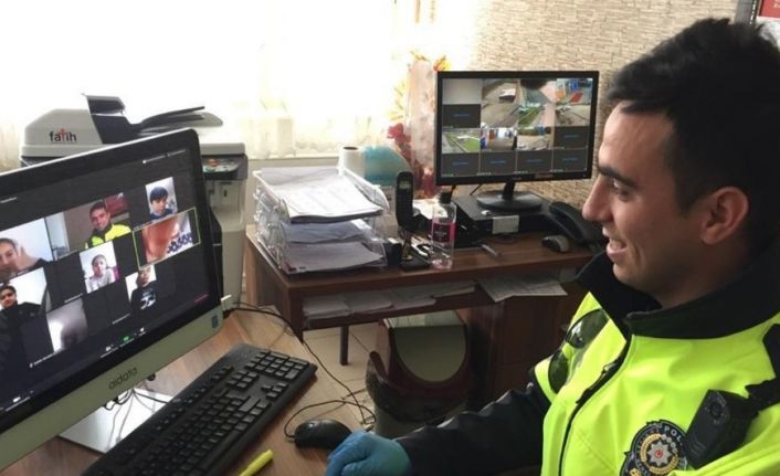 Bakan Ziya Selçuk’tan öğrencilere sözünü unutmayan trafik polisine tebrik