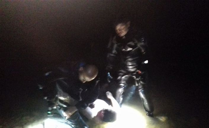 Balık tutmak için girdiği suda boğuldu