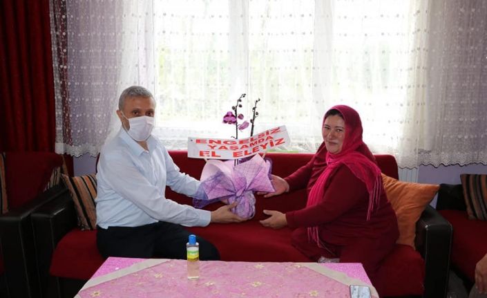 Başkan Biçer’den ’Dikensiz Güller Derneği’ne ziyaret