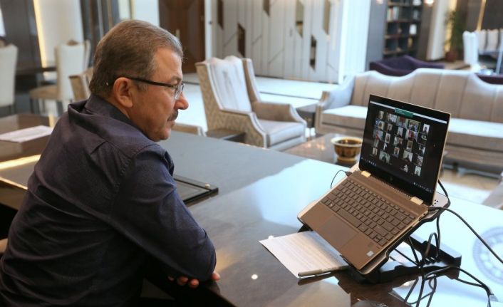 Başkan Deniz Köken kuaförlerle online toplantı yaptı